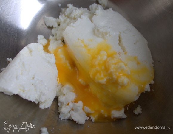 Для сырников в творог вбить яйцо.