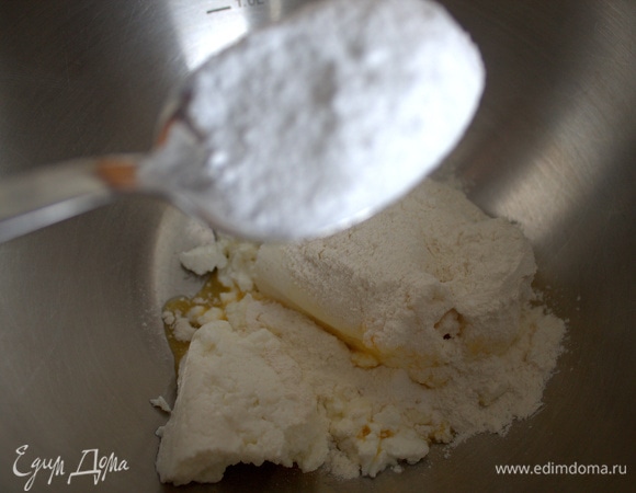 Добавить сахарную пудру или мелкий сахар.