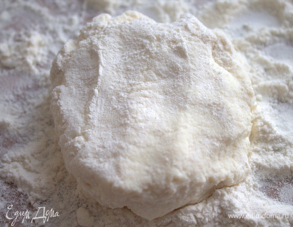 Сформировать шарик, приплюснуть. Обвалять нежные сырники в муке.