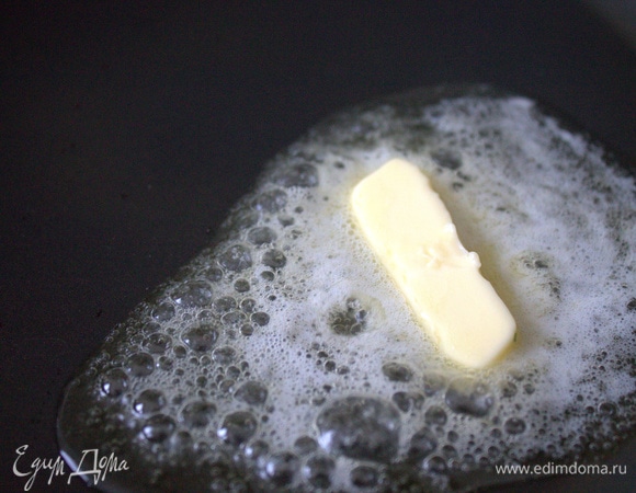 В сковороде растопить кусочек масла.