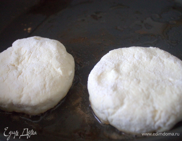 Перенести в сковороду сырники.