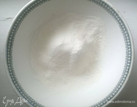 Соединить в миске просеянную муку, соль, сахар, перемешать. Объем стакана — 250 мл.