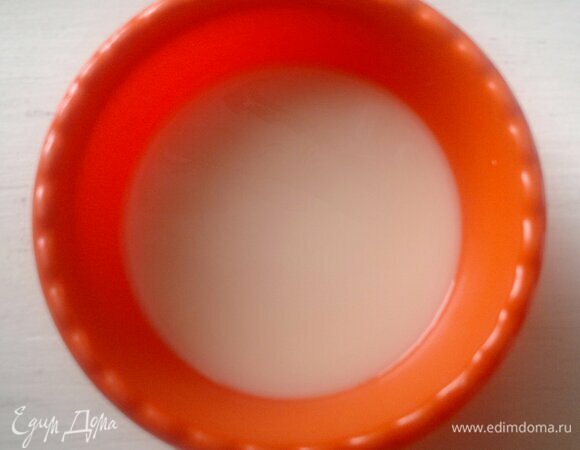 Дрожжи соединить с теплой водой, дать им активироваться.