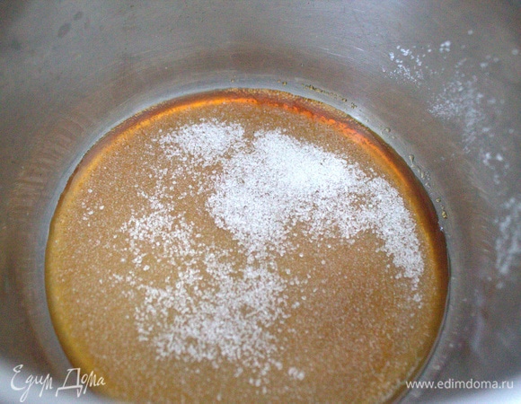 Для карамели взять кастрюлю с толстым дном, разогреть в ней сахар и топить его, не трогая. Удобно это делать в высокой кастрюле, чтобы не обжечься.