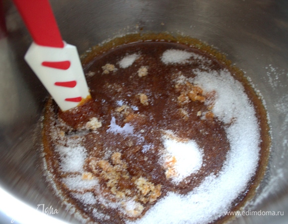 Начинаем перемешивать, когда появится коричневый цвет.