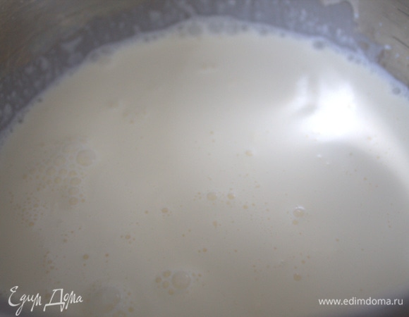 Отдельно разогреть не до кипения сливки любой жирности.