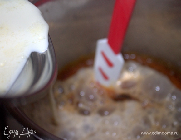 Влить постепенно в растопленный сахар.