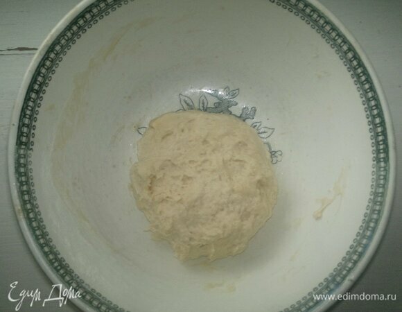 Накрыть тесто пищевой пленкой, дать подойти.