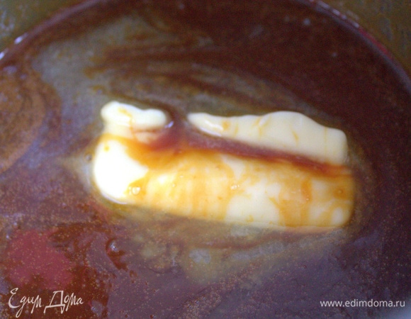 Добавить кусочек масла в горячую карамель.