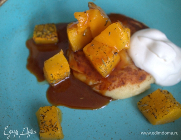 Полить карамелью сырники и тыкву.