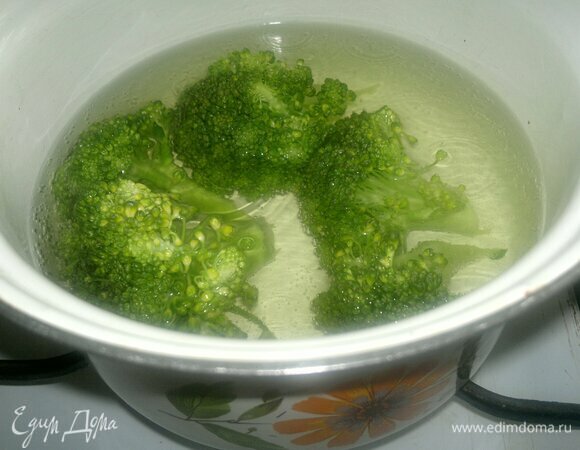 Брокколи вымыть, разделить на соцветия. Отварить до полуготовности. Откинуть на дуршлаг, обдать холодной водой, дать стечь воде.