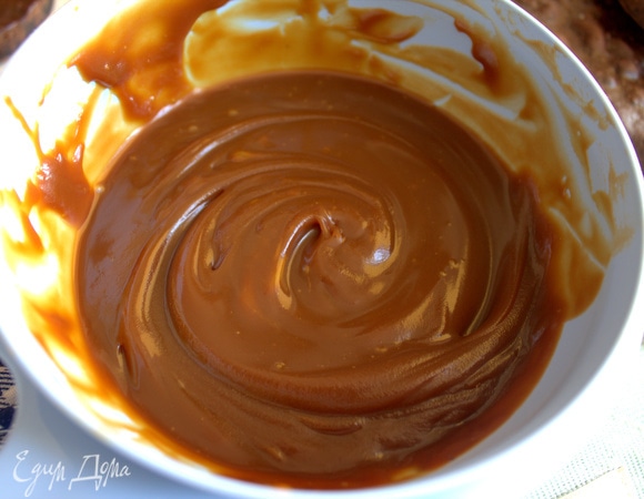 Карамель при остывании загустеет, хранить можно в холодильнике накрытой. Карамель я уже показывала вот в этом десерте: https://www.edimdoma.ru/retsepty/143319-shokoladno-karamelnoe-pirozhnoe.