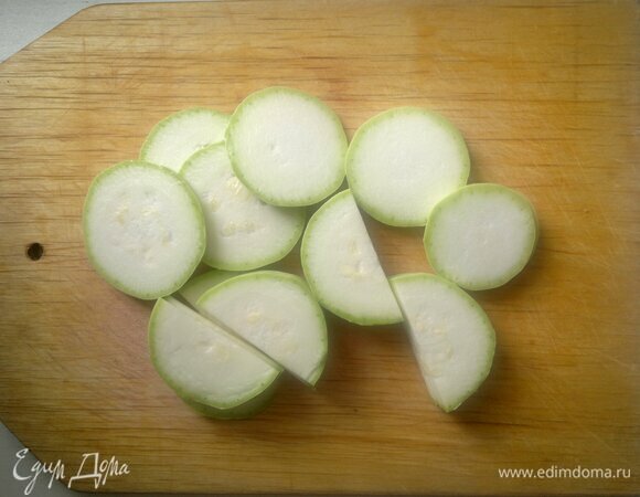 Кабачок вымыть, обсушить. Нарезать кабачок кружками или полукружками.
