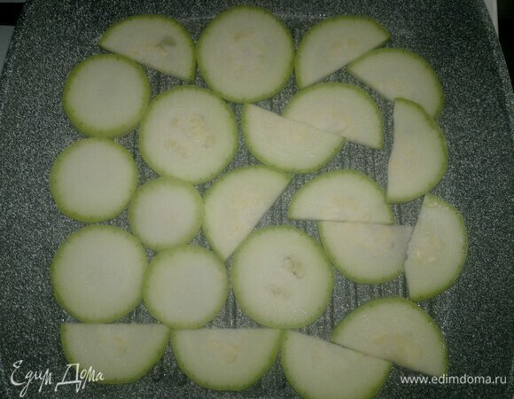 Сковороду-гриль смазать 1 ч. л. растительного масла, разогреть. Выложить кабачки, обжарить с одной стороны 1 мин.