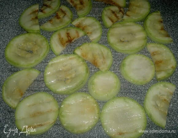 Перевернуть кабачки на другую сторону и обжарить 1 мин. Выложить кабачки на бумажное полотенце.