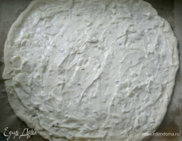 Смазать тесто плавленым сыром с грибами, оставляя бортики.