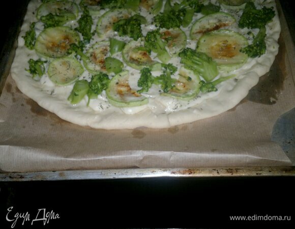 Поставить противень с будущей пиццей в духовку, предварительно разогретую до 220°C, на 8–10 мин.