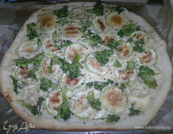 Готовую пиццу достать из духовки. У меня получилась очень большая пицца, еле поместилась на противне. Хватит всем!