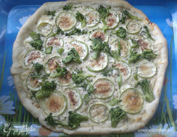 Выложить пиццу на блюдо и горячей подать к столу.