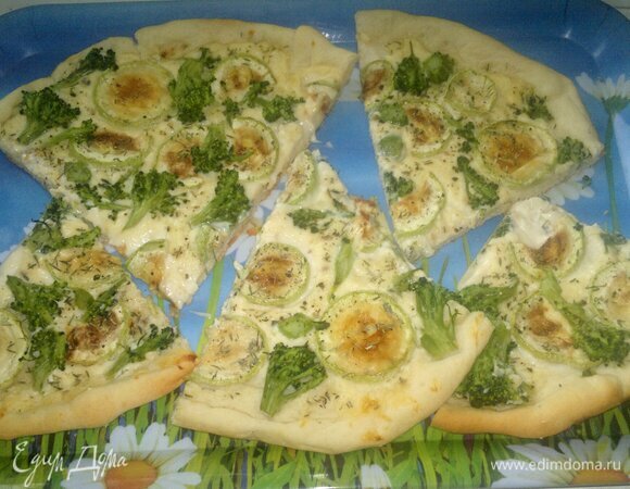 Разрезать пиццу на порции. Угощайтесь! Приятного аппетита!