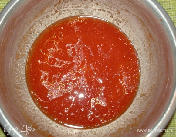 Клюкву залить на 15 минут теплой водой, воду слить. Клюкву промыть и высушить бумажным полотенцем. В миске соединить газированную минеральную воду и томатную пасту. Томатная паста должна быть хорошего качества, не кислой. Добавляем растительное масло, соль, сахар и хорошо перемешиваем венчиком, чтоб сахар и соль растворились.