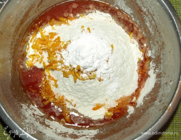 300 г муки просеять. 250 г муки соединить с разрыхлителем и апельсиновой цедрой, добавить к жидким ингредиентам. Тщательно перемешать.