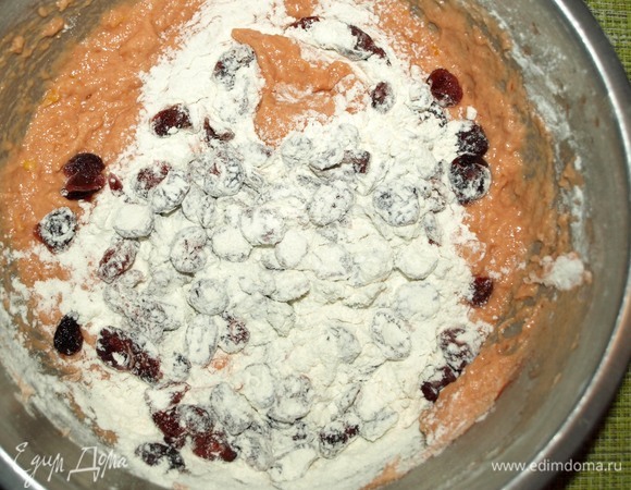 Клюкву перемешать с оставшейся мукой и добавить к остальным ингредиентам. Все тщательно перемешиваем, распределяя клюкву по всему тесту.