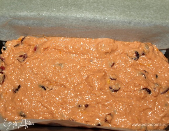 Форму для выпечки выстелить пекарской бумагой, смазать растительным маслом. У меня форма 23 х 14 см. Перекладываем тесто в форму и отправляем в заранее разогретую до 180°C духовку на 50 минут, лучше ориентироваться на свою духовку. Проверить готовность кекса бамбуковой палочкой.