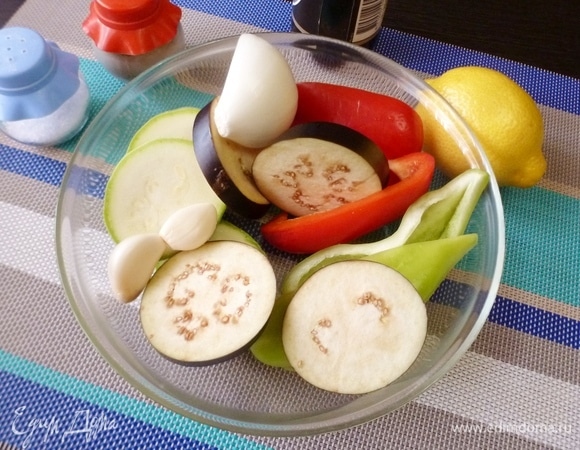 Кабачок и баклажан нарезать кружками, сладкий перец — четвертинками (у меня красный и зеленый), лук нарезать сегментами на 6 частей. Чеснок и чили оставить целыми. Чеснок я нанизала на шпажки по 2 зубчика. Шампиньоны разрезать пополам.