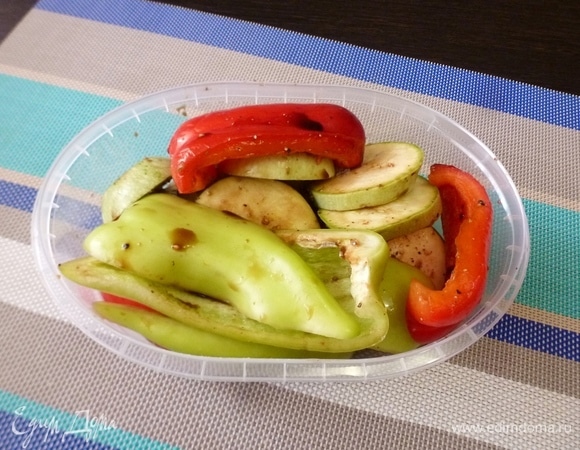 Кабачки, баклажаны и сладкий перец замариновать в смеси соевого соуса и лимонного сока примерно на 1 час. Эту процедуру я сделала перед тем, как ехать на природу. Пока развели костер, дождались «седых» углей, овощи мариновались. Остальные овощи я не мариновала и не солила.