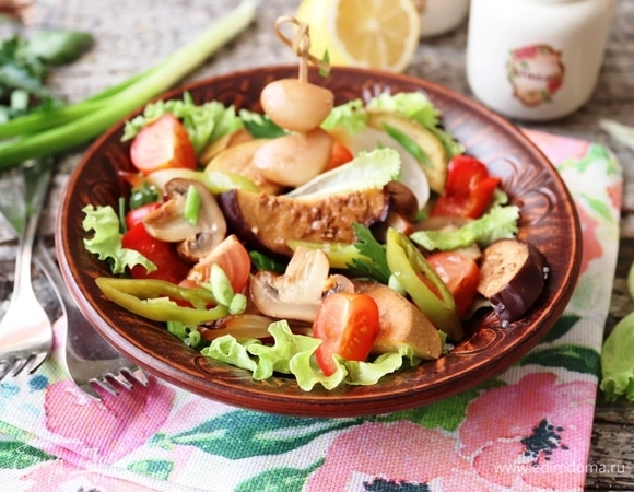 Копченые овощи уже хороши как гарнир с шашлыком или барбекю. Если они останутся, то можно приготовить вкусный салат. Овощи нарезать кусочками поменьше. Добавить зелень и помидорки черри. Посолить крупной солью, свежемолотым перцем и сдобрить оливковым маслом. Это очень вкусно!