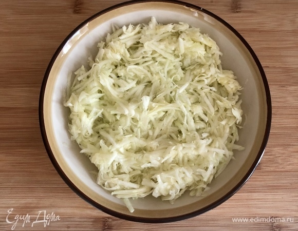 Кабачки натереть на крупной терке, посолить и через 5 минут отжать.