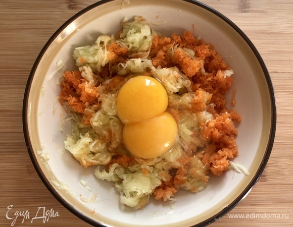В миске соединить отжатые кабачки, натертую морковь, яйца, муку, перемешать до однородности. Соль, перец — по вкусу.