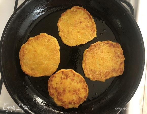 Жарить на растительном масле с двух сторон под крышкой на умеренном огне.