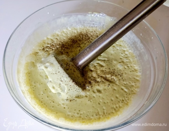 Цукини отварить в подсоленной воде до готовности. Остудить. Переложить в глубокую миску, добавить греческий йогурт, чеснок и лимонный сок. Пробить блендером до кремового состояния. Посолить, поперчить, накрыть пищевой пленкой и поставить в холодильник на 20–30 минут.