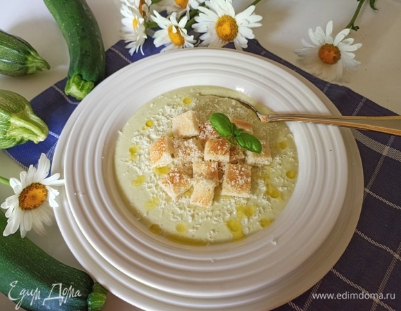Готовый крем-суп разлить по порционным тарелкам, полить оливковым маслом, посыпать сыром и подавать. Приятного аппетита!