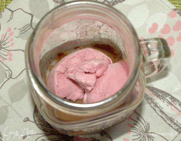 Все продукты должны быть холодными. Берем банки, в которых можно сразу подать напиток. Кладем в каждую банку растворимый кофе, малиновое мороженое.