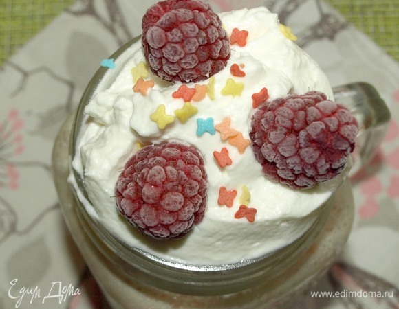 Добавляем сверху взбитые сливки, украшаем на свое усмотрение. Напиток готов!