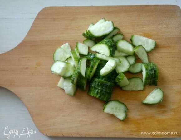 Огурцы вымыть, обсушить, нарезать тонкими ломтиками.