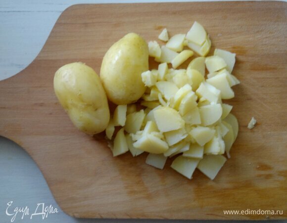 Отваренный и остуженный заранее картофель нарезать тонкими ломтиками.