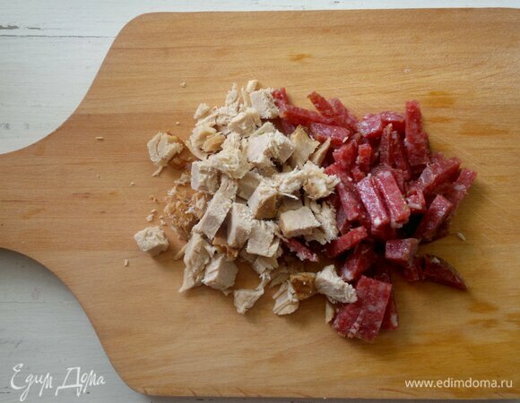 Буженину и сырокопченую колбасу нарезать мелкими кубиками.