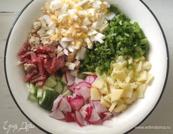 В миске соединить все нарезанные продукты.