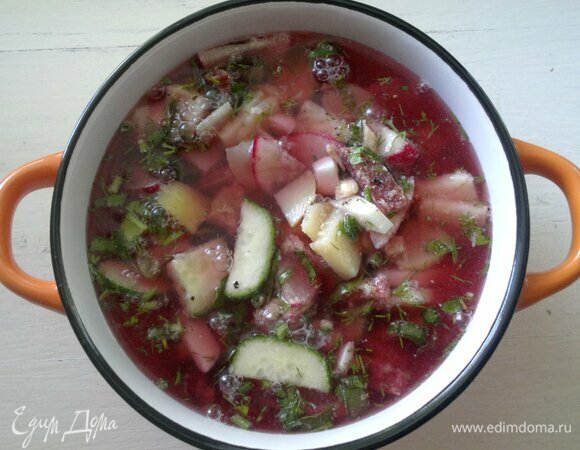 Окрошечную массу разложить по порциям, залить холодным свекольным квасом.