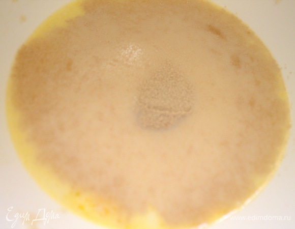 В теплом молоке с водой развести дрожжи. Живых надо 20 г.