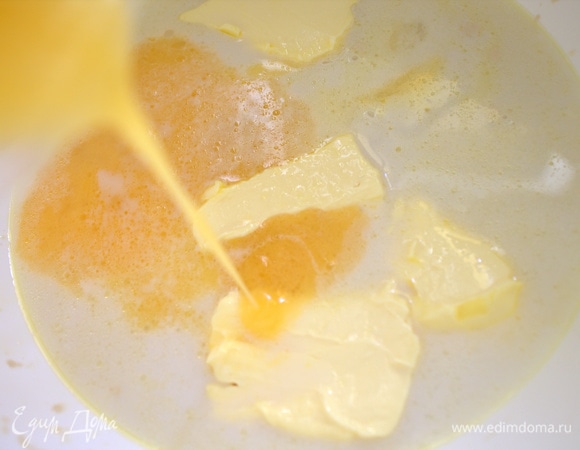 Отдельно взбить яйца с растительным маслом и перелить к сливочному.