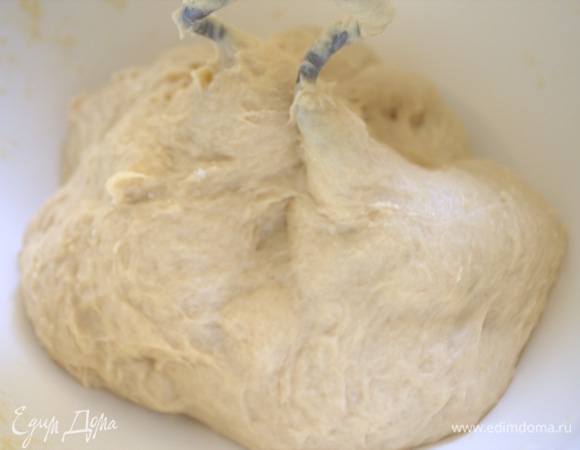 Замесила тесто миксером со специальной насадкой.