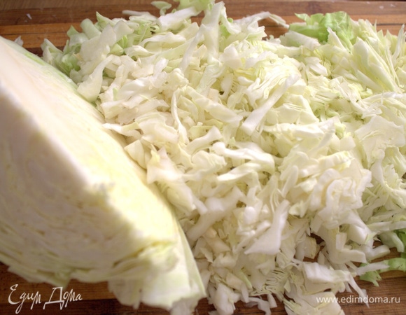 Для начинки нашинковать молодую капусту.