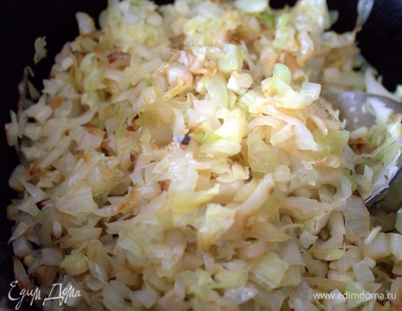 Потушить в кастрюле с толстым дном на масле.