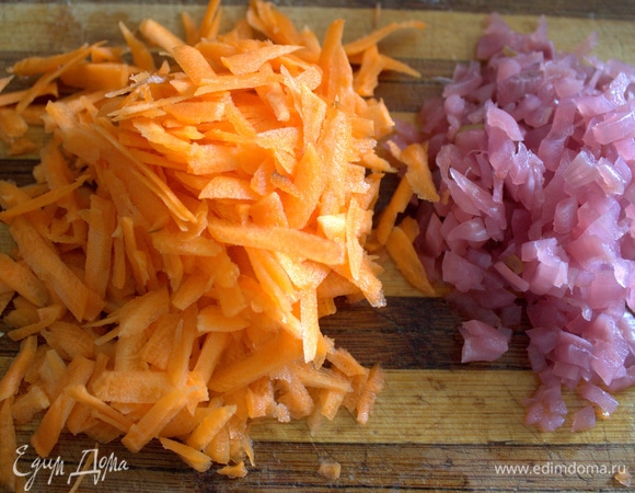 Морковь натереть, лук измельчить. У меня маринованный был.