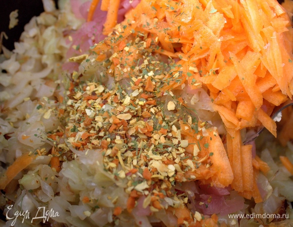 Пересыпать в капусту вместе с сухими приправами (1 ч. л.),немного зелени,соль,перец.